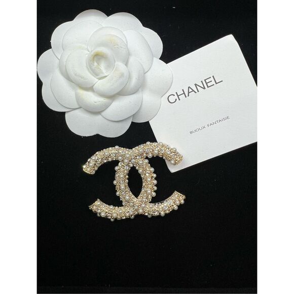 Chanel CC brooch pin gold tone with small faux pearls and crystals - Picture 1 of 6